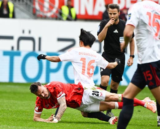 Fussball - 2. Bundesliga - Saison 2025 26 1. FC Kaiserslautern 04.04.2026 Fritz-Walter-Stadion 1. FC Kaiserslautern (fck) - Fortuna Düsseldorf (dus) Mergim BERISHA (1. FC Kaiserslautern), vorne - Satoshi TANAKA (Fortuna Düsseldorf) 1. FC Kaiserslautern
