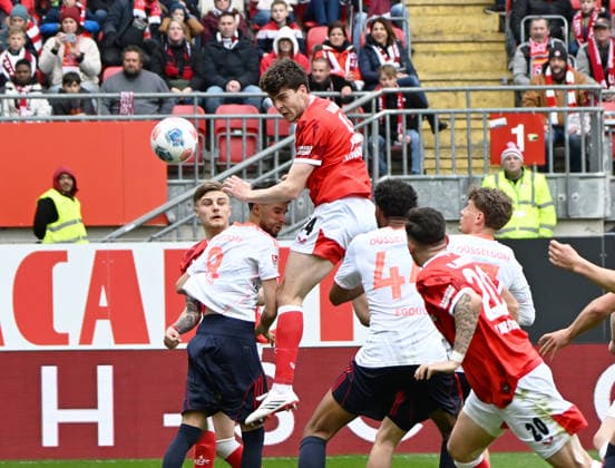 Fussball - 2. Bundesliga - Saison 2025 26 1. FC Kaiserslautern 04.04.2026 Fritz-Walter-Stadion 1. FC Kaiserslautern (fck) - Fortuna Düsseldorf (dus) Kopfball von Jacob RASMUSSEN (1. FC Kaiserslautern) knapp am Tor vorbei 1. FC Kaiserslautern