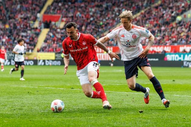 Tobias Raschl (1.FC Kaiserslautern) im Zweikampf mit Jesper Dalano (Fortuna Duesseldorf), 1. FC Kaiserslautern vs Fortuna Duesseldorf, Fussball, 2. Bundesliga, 28. Spieltag, Saison 2025 2026, 04.04.2026 1. FC Kaiserslautern vs Fortuna Duesseldorf, Fussball, 2. Bundesliga, 28. Spieltag, Saison 2025 2026, 04.04.2026