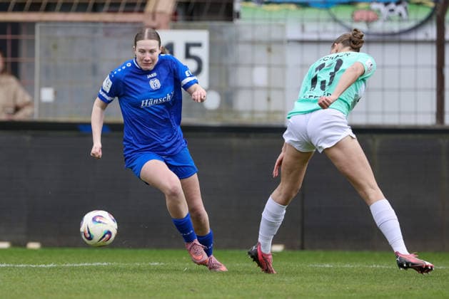 v.li.: Laura Bröring (SV Meppen, 6) und Ronja Schaer (SC Sand, 13) im Zweikampf, Duell, Dynamik, Aktion, Action, Spielszene, DIE DFB-RICHTLINIEN UNTERSAGEN JEGLICHE NUTZUNG VON FOTOS ALS SEQUENZBILDER UND ODER VIDEOÄHNLICHE FOTOSTRECKEN. DFB REGULATIONS PROHIBIT ANY USE OF PHOTOGRAPHS AS IMAGE SEQUENCES AND OR QUASI-VIDEO., 04.04.2026, Meppen (Deutschland), Fussball, 2. Frauen-Bundesliga, SV Meppen - SC Sand