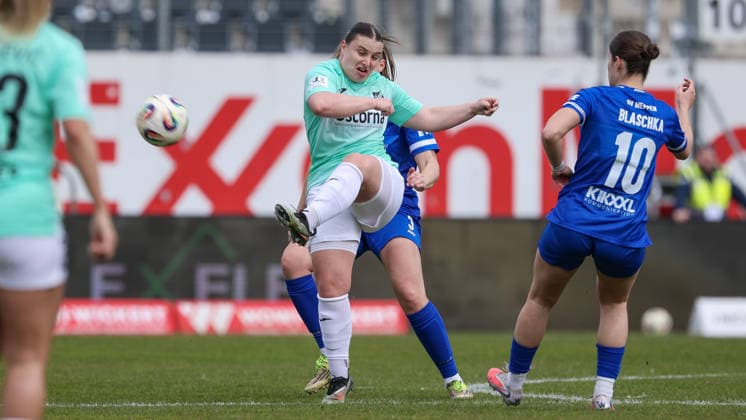 Julia Matuschewski (SC Sand, 10) am Ball, Einzelbild, Ganzkörper, Aktion, Action, Spielszene, DIE DFB-RICHTLINIEN UNTERSAGEN JEGLICHE NUTZUNG VON FOTOS ALS SEQUENZBILDER UND ODER VIDEOÄHNLICHE FOTOSTRECKEN. DFB REGULATIONS PROHIBIT ANY USE OF PHOTOGRAPHS AS IMAGE SEQUENCES AND OR QUASI-VIDEO., 04.04.2026, Meppen (Deutschland), Fussball, 2. Frauen-Bundesliga, SV Meppen - SC Sand