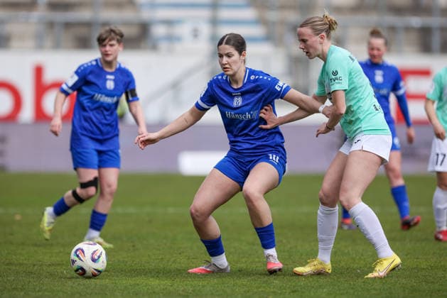 v.li.: Anouk Blaschka (SV Meppen, 10) und Milena Fischer (SC Sand, 6) im Zweikampf, Duell, Dynamik, Aktion, Action, Spielszene, DIE DFB-RICHTLINIEN UNTERSAGEN JEGLICHE NUTZUNG VON FOTOS ALS SEQUENZBILDER UND ODER VIDEOÄHNLICHE FOTOSTRECKEN. DFB REGULATIONS PROHIBIT ANY USE OF PHOTOGRAPHS AS IMAGE SEQUENCES AND OR QUASI-VIDEO., 04.04.2026, Meppen (Deutschland), Fussball, 2. Frauen-Bundesliga, SV Meppen - SC Sand
