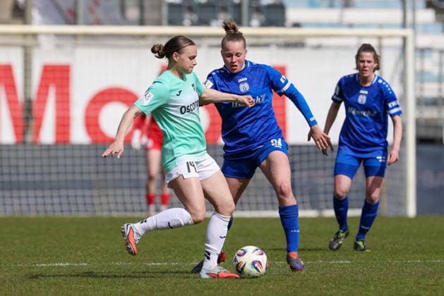 v.li.: Emily Yaple (SC Sand, 14) und Lilly Bartke (SV Meppen, 24) im Zweikampf, Duell, Dynamik, Aktion, Action, Spielszene, DIE DFB-RICHTLINIEN UNTERSAGEN JEGLICHE NUTZUNG VON FOTOS ALS SEQUENZBILDER UND ODER VIDEOÄHNLICHE FOTOSTRECKEN. DFB REGULATIONS PROHIBIT ANY USE OF PHOTOGRAPHS AS IMAGE SEQUENCES AND OR QUASI-VIDEO., 04.04.2026, Meppen (Deutschland), Fussball, 2. Frauen-Bundesliga, SV Meppen - SC Sand