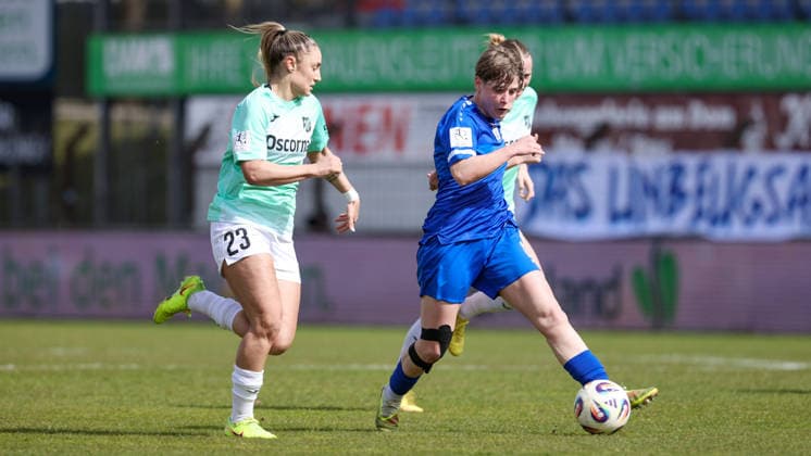 v.li.: Ivana Slipcevic (SC Sand, 23) und Lea Mauly (SV Meppen, 19) im Zweikampf, Duell, Dynamik, Aktion, Action, Spielszene, DIE DFB-RICHTLINIEN UNTERSAGEN JEGLICHE NUTZUNG VON FOTOS ALS SEQUENZBILDER UND ODER VIDEOÄHNLICHE FOTOSTRECKEN. DFB REGULATIONS PROHIBIT ANY USE OF PHOTOGRAPHS AS IMAGE SEQUENCES AND OR QUASI-VIDEO., 04.04.2026, Meppen (Deutschland), Fussball, 2. Frauen-Bundesliga, SV Meppen - SC Sand