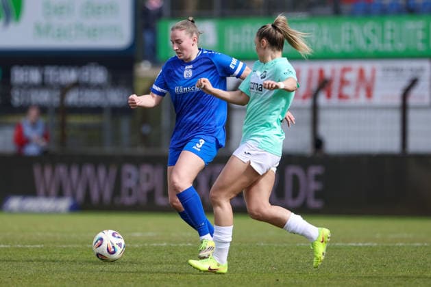 v.li.: Nina Rolfes (SV Meppen, 3) und Ivana Slipcevic (SC Sand, 23) im Zweikampf, Duell, Dynamik, Aktion, Action, Spielszene, DIE DFB-RICHTLINIEN UNTERSAGEN JEGLICHE NUTZUNG VON FOTOS ALS SEQUENZBILDER UND ODER VIDEOÄHNLICHE FOTOSTRECKEN. DFB REGULATIONS PROHIBIT ANY USE OF PHOTOGRAPHS AS IMAGE SEQUENCES AND OR QUASI-VIDEO., 04.04.2026, Meppen (Deutschland), Fussball, 2. Frauen-Bundesliga, SV Meppen - SC Sand