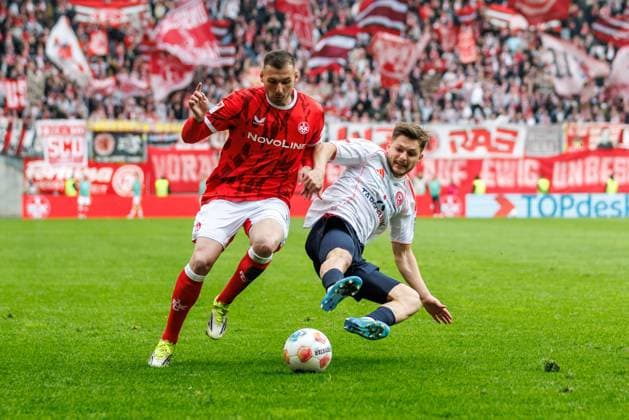 Florent Muslija (Fortuna Duesseldorf) im Zweikampf mit Luca Sirch (1.FC Kaiserslautern), 1. FC Kaiserslautern vs Fortuna Duesseldorf, Fussball, 2. Bundesliga, 28. Spieltag, Saison 2025 2026, 04.04.2026 1. FC Kaiserslautern vs Fortuna Duesseldorf, Fussball, 2. Bundesliga, 28. Spieltag, Saison 2025 2026, 04.04.2026