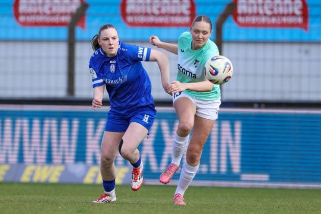 v.li.: Marleen Kropp (SV Meppen, 9) und Ronja Schaer (SC Sand, 13) im Zweikampf, Duell, Dynamik, Aktion, Action, Spielszene, DIE DFB-RICHTLINIEN UNTERSAGEN JEGLICHE NUTZUNG VON FOTOS ALS SEQUENZBILDER UND ODER VIDEOÄHNLICHE FOTOSTRECKEN. DFB REGULATIONS PROHIBIT ANY USE OF PHOTOGRAPHS AS IMAGE SEQUENCES AND OR QUASI-VIDEO., 04.04.2026, Meppen (Deutschland), Fussball, 2. Frauen-Bundesliga, SV Meppen - SC Sand