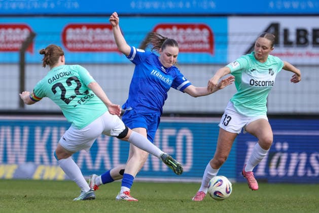 v.li.: Jenny Gaugigl (SC Sand, 22), Marleen Kropp (SV Meppen, 9) und Ronja Schaer (SC Sand, 13) im Zweikampf, Duell, Dynamik, Aktion, Action, Spielszene, DIE DFB-RICHTLINIEN UNTERSAGEN JEGLICHE NUTZUNG VON FOTOS ALS SEQUENZBILDER UND ODER VIDEOÄHNLICHE FOTOSTRECKEN. DFB REGULATIONS PROHIBIT ANY USE OF PHOTOGRAPHS AS IMAGE SEQUENCES AND OR QUASI-VIDEO., 04.04.2026, Meppen (Deutschland), Fussball, 2. Frauen-Bundesliga, SV Meppen - SC Sand
