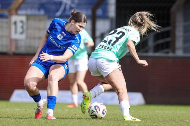 v.li.: Anouk Blaschka (SV Meppen, 10) und Ivana Slipcevic (SC Sand, 23) im Zweikampf, Duell, Dynamik, Aktion, Action, Spielszene, DIE DFB-RICHTLINIEN UNTERSAGEN JEGLICHE NUTZUNG VON FOTOS ALS SEQUENZBILDER UND ODER VIDEOÄHNLICHE FOTOSTRECKEN. DFB REGULATIONS PROHIBIT ANY USE OF PHOTOGRAPHS AS IMAGE SEQUENCES AND OR QUASI-VIDEO., 04.04.2026, Meppen (Deutschland), Fussball, 2. Frauen-Bundesliga, SV Meppen - SC Sand