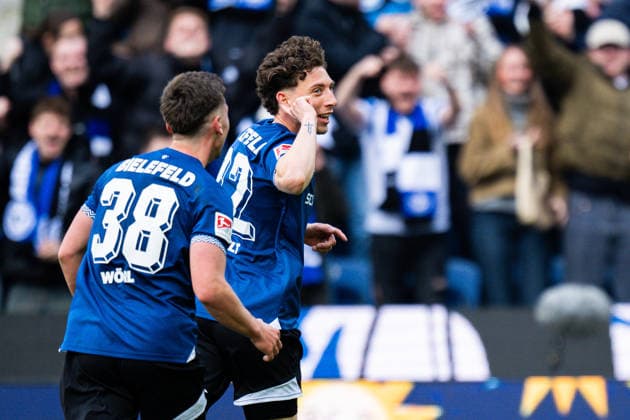 04.04.2026 - Fußball, 2025 2026, 2. Bundesliga, 28. Spieltag, DSC Arminia Bielefeld - SV Darmstadt 98: (R) Jannik Rochelt (Bielefeld) jubelt nach seinem Tor zum 2:1 mit (L) Marius Wörl (Bielefeld) DFL REGULATIONS PROHIBIT ANY USE OF PHOTOGRAPHS AS IMAGE SEQUENCES AND OR QUASI-VIDEO.