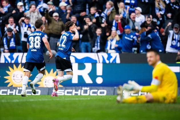 04.04.2026 - Fußball, 2025 2026, 2. Bundesliga, 28. Spieltag, DSC Arminia Bielefeld - SV Darmstadt 98: (M) Jannik Rochelt (Bielefeld) jubelt nach seinem Tor zum 2:1 mit (L) Marius Wörl (Bielefeld) DFL REGULATIONS PROHIBIT ANY USE OF PHOTOGRAPHS AS IMAGE SEQUENCES AND OR QUASI-VIDEO.