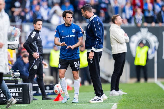 04.04.2026 - Fußball, 2025 2026, 2. Bundesliga, 28. Spieltag, DSC Arminia Bielefeld - SV Darmstadt 98: (L-R) Christopher Lannert (Bielefeld) verletzt, Verletzung, Mitch Kniat (Trainer - Bielefeld) DFL REGULATIONS PROHIBIT ANY USE OF PHOTOGRAPHS AS IMAGE SEQUENCES AND OR QUASI-VIDEO.