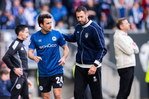 04.04.2026 - Fußball, 2025 2026, 2. Bundesliga, 28. Spieltag, DSC Arminia Bielefeld - SV Darmstadt 98: (L-R) Christopher Lannert (Bielefeld) verletzt, Verletzung, Mitch Kniat (Trainer - Bielefeld) DFL REGULATIONS PROHIBIT ANY USE OF PHOTOGRAPHS AS IMAGE SEQUENCES AND OR QUASI-VIDEO.