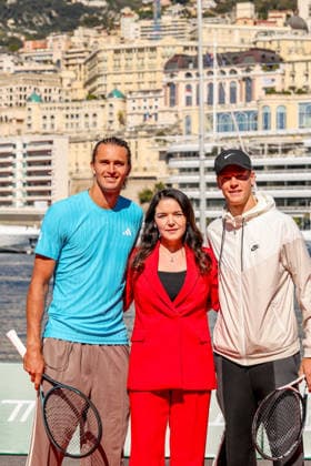Avant le Rolex Monte-Carlo Masters 2026, Jannik Sinner et Alexander Zverev, accompagnés de Mélanie-Antoinette de Massy (présidente de la fédration monégasque de tennis) lors d une exhibition de mini-tennis animée sur la digue de la Station Maritime à Monaco, le 4 avril 2026. Claudia Albuquerque Bestimage Ahead of the Rolex Monte-Carlo Masters 2026, Jannik Sinner and Alexander Zverev during a lively mini-tennis exhibition on the seawall of the Maritime Station in Monaco, on April 4, 2026. Monte-Carlo  Copyright: xClaudiaxAlbuquerquex xBestimagexClaudiaxAlbuquerquex xBestimagex