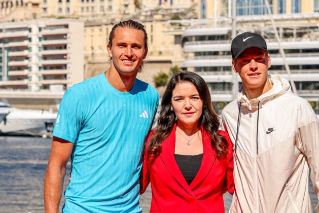 Avant le Rolex Monte-Carlo Masters 2026, Jannik Sinner et Alexander Zverev, accompagnés de Mélanie-Antoinette de Massy (présidente de la fédration monégasque de tennis) lors d une exhibition de mini-tennis animée sur la digue de la Station Maritime à Monaco, le 4 avril 2026. Claudia Albuquerque Bestimage Ahead of the Rolex Monte-Carlo Masters 2026, Jannik Sinner and Alexander Zverev during a lively mini-tennis exhibition on the seawall of the Maritime Station in Monaco, on April 4, 2026. Monte-Carlo  Copyright: xClaudiaxAlbuquerquex xBestimagexClaudiaxAlbuquerquex xBestimagex