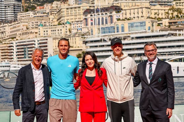 Avant le Rolex Monte-Carlo Masters 2026, Jannik Sinner et Alexander Zverev, accompagnés de Mélanie-Antoinette de Massy (présidente de la fédration monégasque de tennis) lors d une exhibition de mini-tennis animée sur la digue de la Station Maritime à Monaco, le 4 avril 2026. Claudia Albuquerque Bestimage Ahead of the Rolex Monte-Carlo Masters 2026, Jannik Sinner and Alexander Zverev during a lively mini-tennis exhibition on the seawall of the Maritime Station in Monaco, on April 4, 2026. Monte-Carlo  Copyright: xClaudiaxAlbuquerquex xBestimagexClaudiaxAlbuquerquex xBestimagex