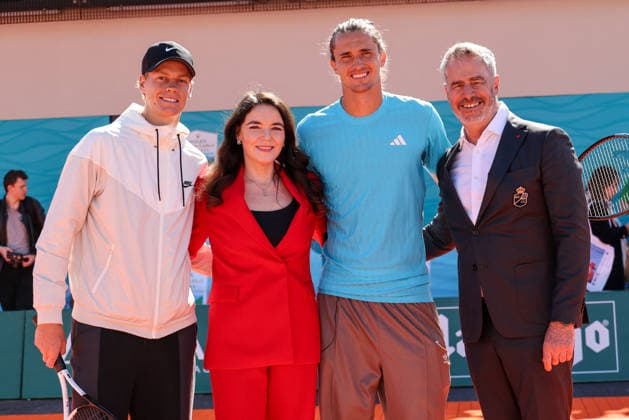 Avant le Rolex Monte-Carlo Masters 2026, Jannik Sinner et Alexander Zverev, accompagnés de Mélanie-Antoinette de Massy (présidente de la fédration monégasque de tennis) lors d une exhibition de mini-tennis animée sur la digue de la Station Maritime à Monaco, le 4 avril 2026. Claudia Albuquerque Bestimage Ahead of the Rolex Monte-Carlo Masters 2026, Jannik Sinner and Alexander Zverev during a lively mini-tennis exhibition on the seawall of the Maritime Station in Monaco, on April 4, 2026. Monte-Carlo  Copyright: xClaudiaxAlbuquerquex xBestimagexClaudiaxAlbuquerquex xBestimagex