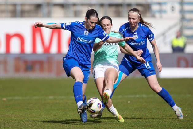v.li.: Marie Bleil (SV Meppen, 7) und Pija Reininger (SC Sand, 9) im Zweikampf, Duell, Dynamik, Aktion, Action, Spielszene, DIE DFB-RICHTLINIEN UNTERSAGEN JEGLICHE NUTZUNG VON FOTOS ALS SEQUENZBILDER UND ODER VIDEOÄHNLICHE FOTOSTRECKEN. DFB REGULATIONS PROHIBIT ANY USE OF PHOTOGRAPHS AS IMAGE SEQUENCES AND OR QUASI-VIDEO., 04.04.2026, Meppen (Deutschland), Fussball, 2. Frauen-Bundesliga, SV Meppen - SC Sand