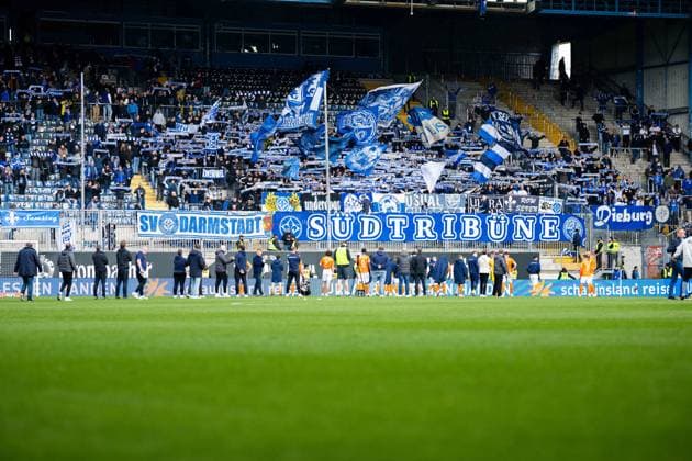 04.04.2026 - Fußball, 2025 2026, 2. Bundesliga, 28. Spieltag, DSC Arminia Bielefeld - SV Darmstadt 98: Fans (Darmstadt) nach dem Spiel mit der Mannschaft DFL REGULATIONS PROHIBIT ANY USE OF PHOTOGRAPHS AS IMAGE SEQUENCES AND OR QUASI-VIDEO.