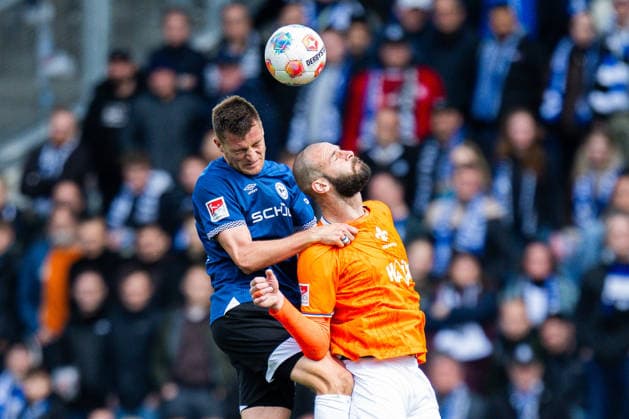 04.04.2026 - Fußball, 2025 2026, 2. Bundesliga, 28. Spieltag, DSC Arminia Bielefeld - SV Darmstadt 98: (L-R) Robin Knoche (Bielefeld), Aleksandar Vukotic (Darmstadt) DFL REGULATIONS PROHIBIT ANY USE OF PHOTOGRAPHS AS IMAGE SEQUENCES AND OR QUASI-VIDEO.
