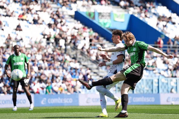 SassuoloÕs Kristian Thorstvedt fights for the ball with Cagliari s Sebastiano Esposito during the Serie A soccer match between Sassuolo and Cagliari at the Mapei Stadium Cittˆ del Tricolore in Reggio Emilia, north Italy - Saturday, April 4, 2026 - - Soccer -  Copyright: xMassimoxPaolone LaPressex