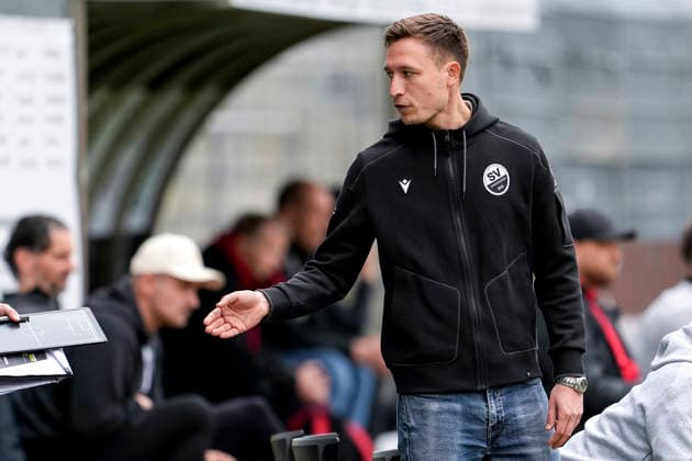 Kevin Stotz (Trainer, Cheftrainer, Interimstrainer, SVS), gibt Anweisungen, gestikuliert, mit den Armen gestikulieren, Einzelbild, Einzelfoto, Aktion, Action, 04.04.2026, Sandhausen (Deutschland), Fussball, Regionalliga Südwest, SV Sandhausen - SG Sonnenhof Großaspach