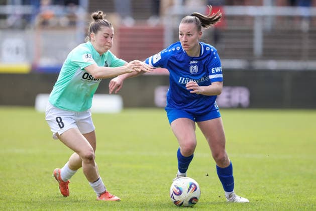 v.li.: Kim Schneider (SC Sand, 8) und Lana Hubbeling (SV Meppen, 18) im Zweikampf, Duell, Dynamik, Aktion, Action, Spielszene, DIE DFB-RICHTLINIEN UNTERSAGEN JEGLICHE NUTZUNG VON FOTOS ALS SEQUENZBILDER UND ODER VIDEOÄHNLICHE FOTOSTRECKEN. DFB REGULATIONS PROHIBIT ANY USE OF PHOTOGRAPHS AS IMAGE SEQUENCES AND OR QUASI-VIDEO., 04.04.2026, Meppen (Deutschland), Fussball, 2. Frauen-Bundesliga, SV Meppen - SC Sand