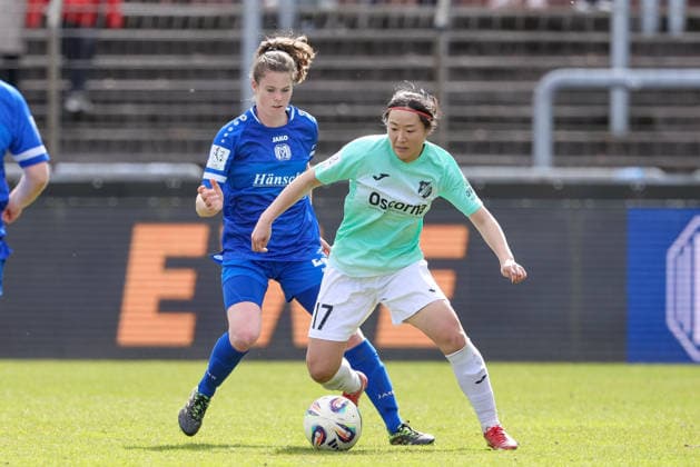 v.li.: Chantal Schouwstra (SV Meppen, 20) und Rio Takizawa (SC Sand, 17) im Zweikampf, Duell, Dynamik, Aktion, Action, Spielszene, DIE DFB-RICHTLINIEN UNTERSAGEN JEGLICHE NUTZUNG VON FOTOS ALS SEQUENZBILDER UND ODER VIDEOÄHNLICHE FOTOSTRECKEN. DFB REGULATIONS PROHIBIT ANY USE OF PHOTOGRAPHS AS IMAGE SEQUENCES AND OR QUASI-VIDEO., 04.04.2026, Meppen (Deutschland), Fussball, 2. Frauen-Bundesliga, SV Meppen - SC Sand