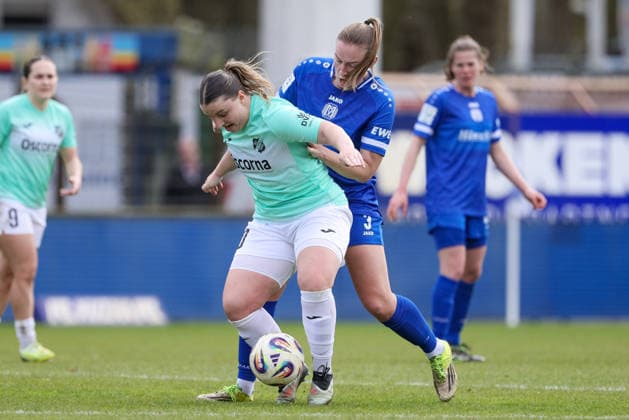 v.li.: Julia Matuschewski (SC Sand, 10) und Nina Rolfes (SV Meppen, 3) im Zweikampf, Duell, Dynamik, Aktion, Action, Spielszene, DIE DFB-RICHTLINIEN UNTERSAGEN JEGLICHE NUTZUNG VON FOTOS ALS SEQUENZBILDER UND ODER VIDEOÄHNLICHE FOTOSTRECKEN. DFB REGULATIONS PROHIBIT ANY USE OF PHOTOGRAPHS AS IMAGE SEQUENCES AND OR QUASI-VIDEO., 04.04.2026, Meppen (Deutschland), Fussball, 2. Frauen-Bundesliga, SV Meppen - SC Sand