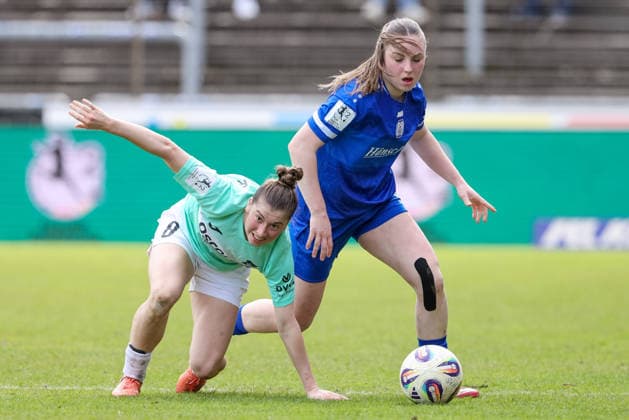 v.li.: Kim Schneider (SC Sand, 8) und Marleen Kropp (SV Meppen, 9) im Zweikampf, Duell, Dynamik, Aktion, Action, Spielszene, DIE DFB-RICHTLINIEN UNTERSAGEN JEGLICHE NUTZUNG VON FOTOS ALS SEQUENZBILDER UND ODER VIDEOÄHNLICHE FOTOSTRECKEN. DFB REGULATIONS PROHIBIT ANY USE OF PHOTOGRAPHS AS IMAGE SEQUENCES AND OR QUASI-VIDEO., 04.04.2026, Meppen (Deutschland), Fussball, 2. Frauen-Bundesliga, SV Meppen - SC Sand