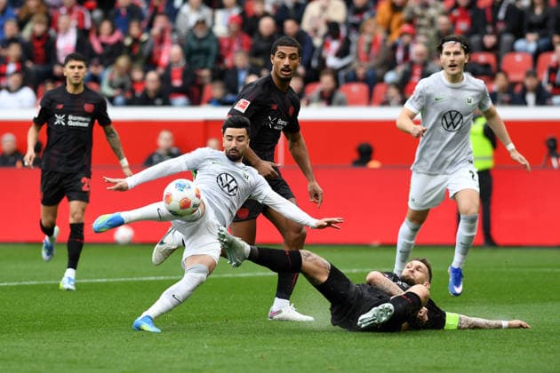 Mohamed Amoura (VfL Wolfsburg) und Robert Andrich (Bayer 04 Leverkusen) im Zweikampf waehrend des Spiels der Bundesliga zwischen Bayer 04 Leverkusen und VfL Wolfsburg, BayArena am 04. April 2026 in Leverkusen, Deutschland. (Foto von Ralf Treese DeFodi Images) +++ Mohamed Amoura (VfL Wolfsburg) und Robert Andrich (Bayer 04 Leverkusen) battle for the ball during the Bundesliga match between Bayer 04 Leverkusen and VfL Wolfsburg at BayArena on April 4, 2026 in Leverkusen, Germany. (Photo by Ralf Treese DeFodi Images) DFL regulations prohibit any use of photographs as image sequences and or quasi-video. (Photo by Ralf Treese DeFodi Images) - *** Mohamed Amoura VfL Wolfsburg and Robert Andrich Bayer 04 Leverkusen in a duel during the Bundesliga match between Bayer 04 Leverkusen and VfL Wolfsburg, BayArena on April 04, 2026 in Leverkusen, Germany Photo by Ralf Treese DeFodi Images Mohamed Amoura VfL Wolfsburg and Robert Andrich Bayer 04 Leverkusen battle for the ball during the Bundesliga match between Bayer 04 Leverkusen and VfL Wolfsburg at BayArena on April 4, 2026 in Leverkusen, Germany Photo by Ralf Treese DeFodi Images DFL regulations prohibit any use of photographs as image sequences and or quasi video Photo by Ralf Treese DeFodi Images