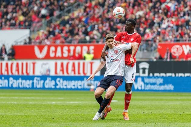 Maxwell Gyamfi (1.FC Kaiserslautern) im Zweikampf mit Cedric Itten (Fortuna Duesseldorf), 1. FC Kaiserslautern vs Fortuna Duesseldorf, Fussball, 2. Bundesliga, 28. Spieltag, Saison 2025 2026, 04.04.2026 1. FC Kaiserslautern vs Fortuna Duesseldorf, Fussball, 2. Bundesliga, 28. Spieltag, Saison 2025 2026, 04.04.2026