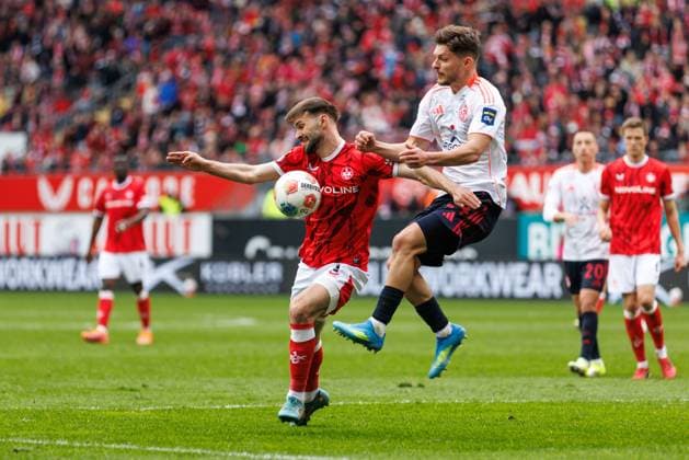Florent Muslija (Fortuna Duesseldorf) im Zweikampf mit Simon Asta (1.FC Kaiserslautern), 1. FC Kaiserslautern vs Fortuna Duesseldorf, Fussball, 2. Bundesliga, 28. Spieltag, Saison 2025 2026, 04.04.2026 1. FC Kaiserslautern vs Fortuna Duesseldorf, Fussball, 2. Bundesliga, 28. Spieltag, Saison 2025 2026, 04.04.2026