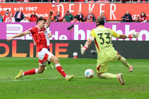 04.04.2026, xrekx, Fussball 2.Bundesliga, 1.FC Kaiserslautern - Fortuna Düsseldorf v.l. Torschuss zum 3:0 durch Daniel Hanslik (1.FC Kaiserslautern) Florian Kastenmeier (Fortuna Duesseldorf) (DFL DFB REGULATIONS PROHIBIT ANY USE OF PHOTOGRAPHS as IMAGE SEQUENCES and or QUASI-VIDEO) Kaiserslautern