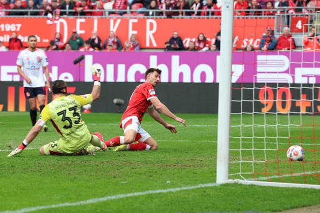 04.04.2026, xrekx, Fussball 2.Bundesliga, 1.FC Kaiserslautern - Fortuna Düsseldorf v.l. Torschuss zum 3:0 durch Daniel Hanslik (1.FC Kaiserslautern) Florian Kastenmeier (Fortuna Duesseldorf) (DFL DFB REGULATIONS PROHIBIT ANY USE OF PHOTOGRAPHS as IMAGE SEQUENCES and or QUASI-VIDEO) Kaiserslautern