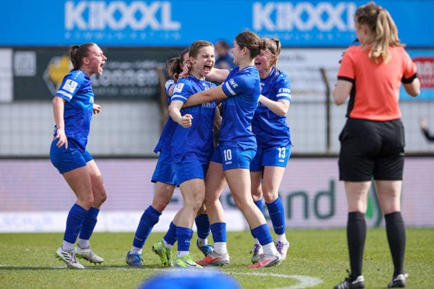 Spielerinnen vom SV Meppen mit Torjubel, Jubel, jubeln, jubelt, optimistisch, Spielszene, Highlight, Freude über das Tor zum 1:1, DIE DFB-RICHTLINIEN UNTERSAGEN JEGLICHE NUTZUNG VON FOTOS ALS SEQUENZBILDER UND ODER VIDEOÄHNLICHE FOTOSTRECKEN. DFB REGULATIONS PROHIBIT ANY USE OF PHOTOGRAPHS AS IMAGE SEQUENCES AND OR QUASI-VIDEO., 04.04.2026, Meppen (Deutschland), Fussball, 2. Frauen-Bundesliga, SV Meppen - SC Sand