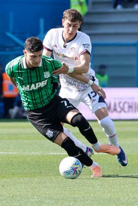 April 4, 2026, Reggio Emilia, ITALY: Sassuolo s Cristian Volpato (L) and Cagliari s Juan Rodriguez in action during the Italian Serie A soccer match US Sassuolo vs Cagliari Calcio at Mapei Stadium in Reggio Emilia, Italy, 4 April 2026. ANSA ELISABETTA BARACCHI. Soccer: Serie A ; Sassuolo - Cagliari  - ZUMAa110 20260404_zaf_a110_004 Copyright: xElisabettaxBaracchix