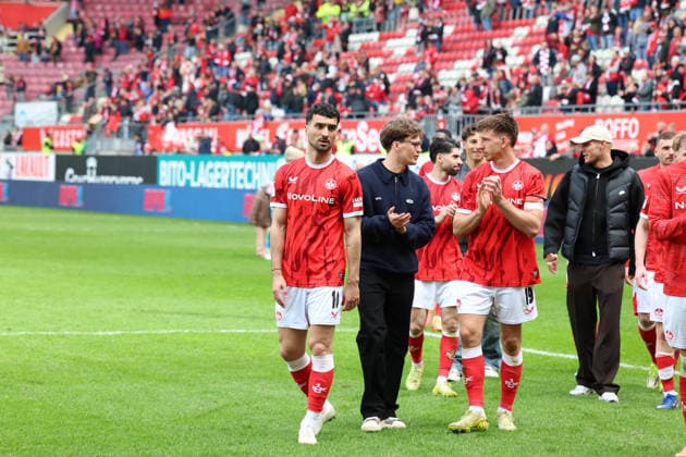 04.04.2026, xrekx, Fussball 2.Bundesliga, 1.FC Kaiserslautern - Fortuna Düsseldorf v.l. Spielende FCK Mannschaft bedankt bedanken sich bei den Fans, the player thanks the fans for their support Mahir Emreli (1.FC Kaiserslautern) (DFL DFB REGULATIONS PROHIBIT ANY USE OF PHOTOGRAPHS as IMAGE SEQUENCES and or QUASI-VIDEO) Kaiserslautern