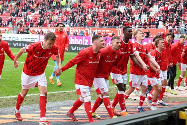 04.04.2026, xrekx, Fussball 2.Bundesliga, 1.FC Kaiserslautern - Fortuna Düsseldorf v.l. Spielende FCK Mannschaft bedankt bedanken sich bei den Fans, the player thanks the fans for their support Marlon Ritter (1.FC Kaiserslautern) (DFL DFB REGULATIONS PROHIBIT ANY USE OF PHOTOGRAPHS as IMAGE SEQUENCES and or QUASI-VIDEO) Kaiserslautern