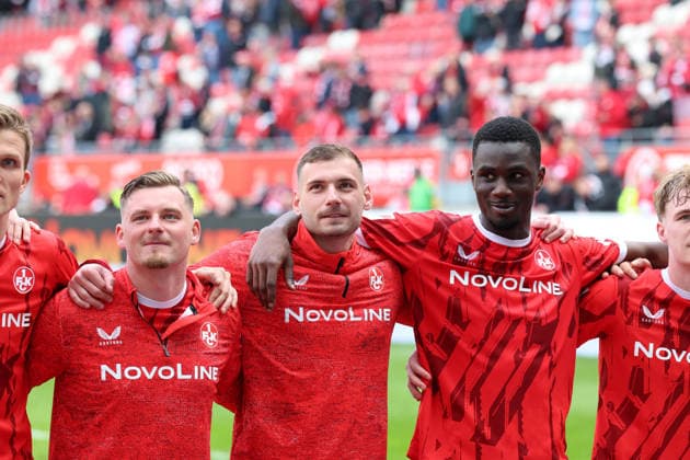 04.04.2026, xrekx, Fussball 2.Bundesliga, 1.FC Kaiserslautern - Fortuna Düsseldorf v.l. Spielende FCK Mannschaft bedankt bedanken sich bei den Fans, the player thanks the fans for their support Marlon Ritter (1.FC Kaiserslautern) Luca Sirch (1.FC Kaiserslautern) Maxwell Gyamfi (1.FC Kaiserslautern) (DFL DFB REGULATIONS PROHIBIT ANY USE OF PHOTOGRAPHS as IMAGE SEQUENCES and or QUASI-VIDEO) Kaiserslautern