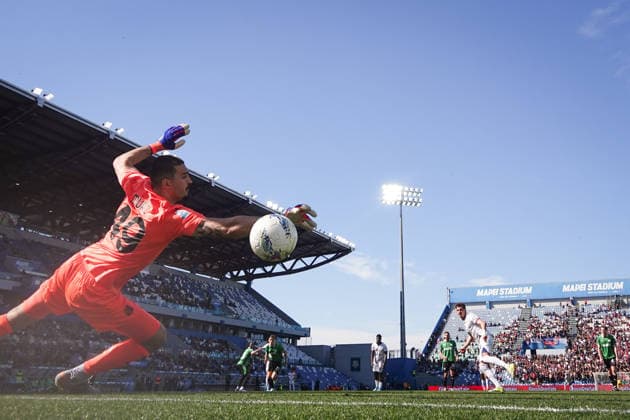 Cagliari s Sebastiano Esposito goal 0-1 during the Serie A soccer match between Sassuolo and Cagliari at the Mapei Stadium CittÃ del Tricolore in Reggio Emilia, north Italy - Saturday, April 4, 2026 - - Soccer -  Copyright: xMassimoxPaolone LaPressex
