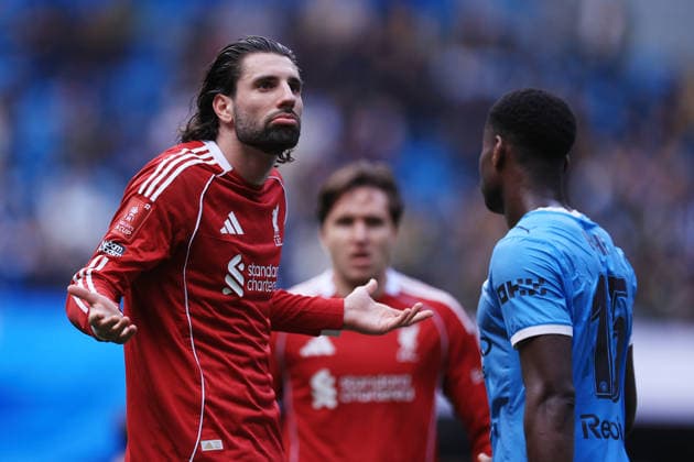 Football - FA Cup - Quarter Final - Manchester City v Liverpool 4th April 2026 - FA Cup - Quarter Final - Manchester City v Liverpool - Dominik Szoboszlai of Liverpool shrugs his shoulders toward his fans after the match - Photo: Simon Stacpoole Offside. Manchester UK *** Fußball FA-Cup-Viertelfinale Manchester City gegen Liverpool 4. April 2026 FA-Cup-Viertelfinale Manchester City gegen Liverpool Dominik Szoboszlai von Liverpool zuckt nach dem Spiel mit den Schultern in Richtung seiner Fans Foto Simon Stacpoole Abseits Manchester UK  Copyright: xSimonxStacpoolexOffside