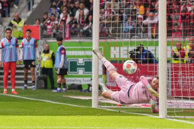 1. Bundesliga: SC Freiburg vs FC Bayern München, 04.04.2026 Manuel Neuer (FC Bayern München, 1) mit einer Parade 1. Bundesliga: SC Freiburg vs FC Bayern München, Europa-Park-Stadion, 04.04.2026 DFB DFL REGULATIONS PROHIBIT ANY USE OF PHOTOGRAPHS AS IMAGE SEQUENCES AND OR QUASI-VIDEO. *** 1 Bundesliga SC Freiburg vs FC Bayern Munich, 04 04 2026 Manuel Neuer FC Bayern Munich, 1 with a save 1 Bundesliga SC Freiburg vs FC Bayern Munich, Europa Park Stadion, 04 04 2026 DFB DFL REGULATIONS PROHIBIT ANY USE OF PHOTOGRAPHS AS IMAGE SEQUENCES AND OR QUASI VIDEO Copyright: xBEAUTIFULxSPORTS Boscox