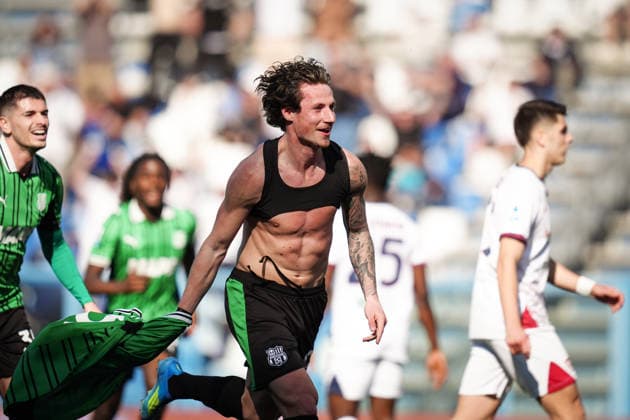 Sassuolo™s Andrea Pinamonti celebrates after scoring the 2-1 goal for his team during the Serie A soccer match between Sassuolo and Cagliari at the Mapei Stadium CittÃ del Tricolore in Reggio Emilia, north Italy - Saturday, April 4, 2026 - - Soccer -  Copyright: xMassimoxPaolone LaPressex