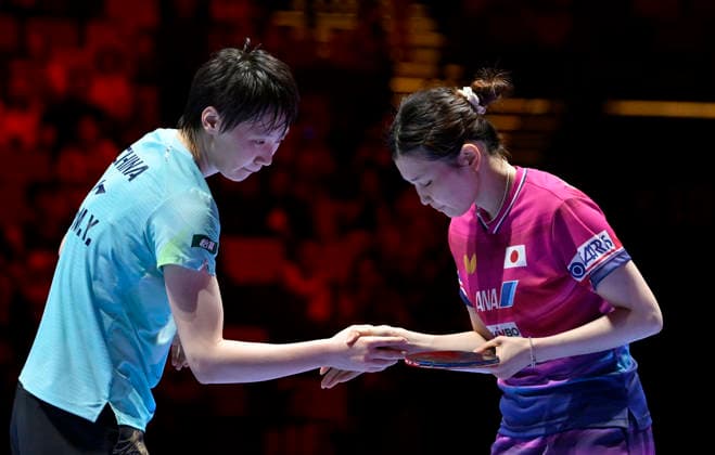 (260404) -- MACAO, April 4, 2026 -- Wang Manyu (L) shakes hands with Hashimoto Honoka after the women s singles quarterfinal match between Wang Manyu of China and Hashimoto Honoka of Japan at the ITTF Men s and Women s World Cup 2026 in Macao, China, April 4, 2026. ) (SP)CHINA-MACAO Table tennis, Tischtennis ITTF-WORLD CUP 2026-WOMEN S SINGLES (CN) YuxYang 