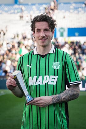 SassuoloÕs Andrea Pinamonti Panini Player of the match at the end of the Serie A soccer match between Sassuolo and Cagliari at the Mapei Stadium Cittˆ del Tricolore in Reggio Emilia, north Italy - Saturday, April 4, 2026 - - Soccer -  Copyright: xMassimoxPaolone LaPressex