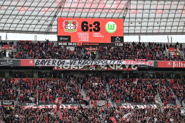 Anzeigentafel mit dem Endergebnis 04.04.2026, Fussball 1. Bundesliga, Saison 2025 2026, 28. Spieltag, Bayer 04 Leverkusen - VfL Wolfsburg DFL regulations prohibit any use of photographs as image sequences and or quasi-video Leverkusen BayArena Nordrhein Westfalen Deutschland *** Scoreboard with the final result 04 04 2026, Soccer 1 Bundesliga, Season 2025 2026, 28 Matchday, Bayer 04 Leverkusen VfL Wolfsburg DFL regulations prohibit any use of photographs as image sequences and or quasi video Leverkusen BayArena Nordrhein Westfalen Germany Team2