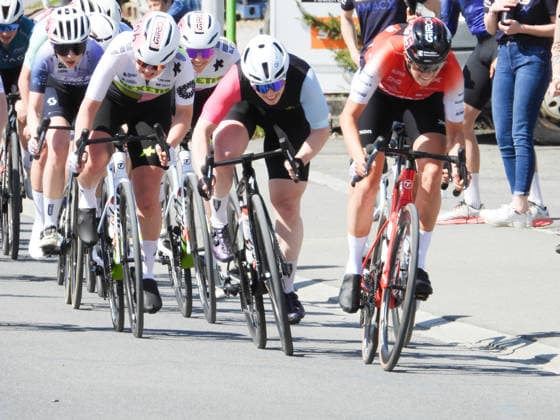 04.04..2026 Affoltern am Albis Schweiz. GP Osterhas .Internationales Radrennen Damenrennen. Bild .Alessandra Keller SUI Team Thoemus-Maxon mitte die Siegerin Aline Seitz SUI Aktion