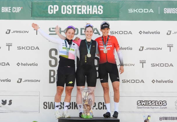 04.04..2026 Affoltern am Albis Schweiz. GP Osterhas .Internationales Radrennen Damenrennen. Bild . v.l. Mara Winter SUI TEAM NEXETIS,Siegerin Aline Seitz SUI Team Higher DOSE Renova, ,.Alessandra Keller SUI, Team Thoemus Maxon AKTION