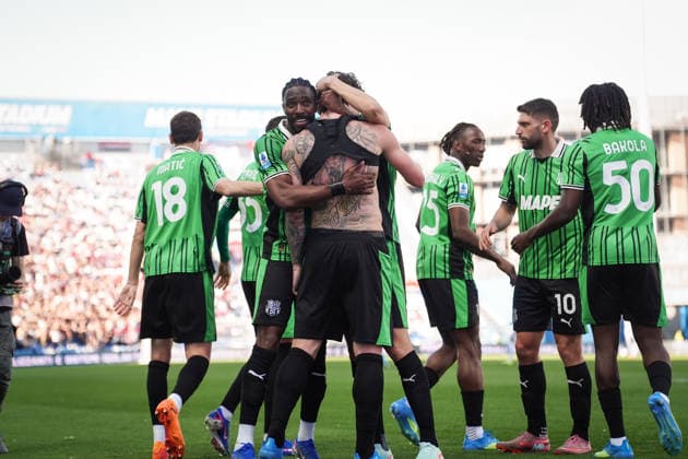 SassuoloÕs Andrea Pinamonti celebrates with SassuoloÕs Ulisses Garcia after scoring the 2-1 goal for his team during the Serie A soccer match between Sassuolo and Cagliari at the Mapei Stadium Cittˆ del Tricolore in Reggio Emilia, north Italy - Saturday, April 4, 2026 - - Soccer -  Copyright: xMassimoxPaolone LaPressex